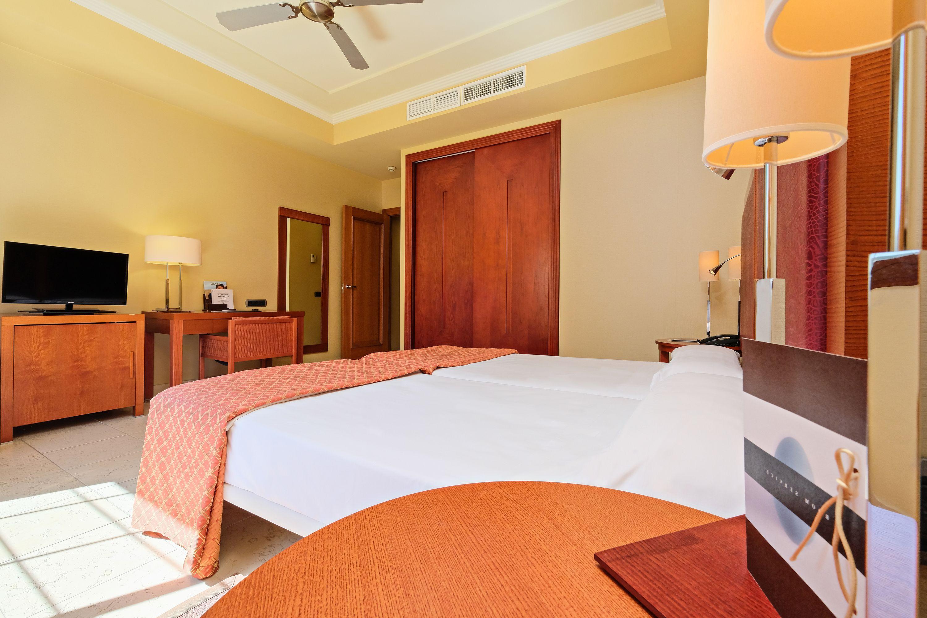 Hotel Envia Almeria Spa & Golf Aguadulce  Ngoại thất bức ảnh A bedroom at the hotel